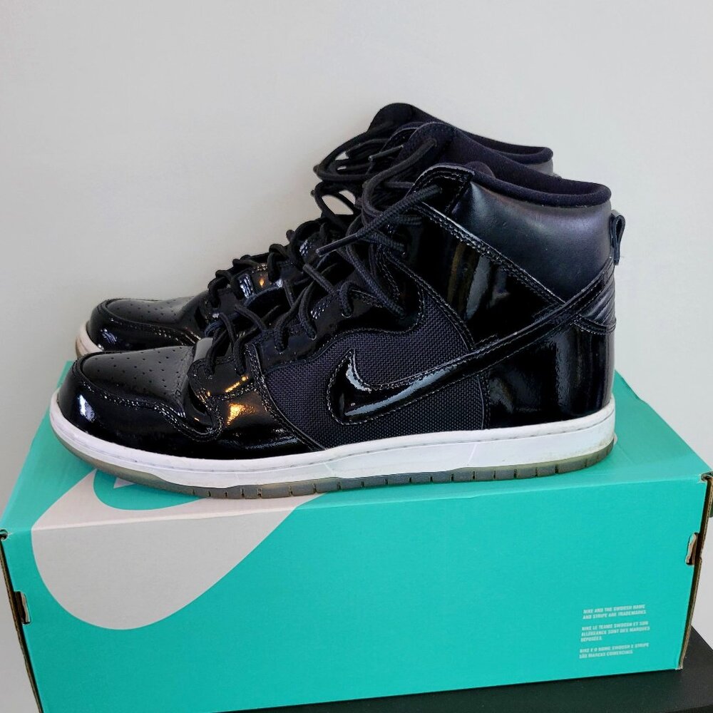 Nike Men’s High-Top Sneakers in Black and White